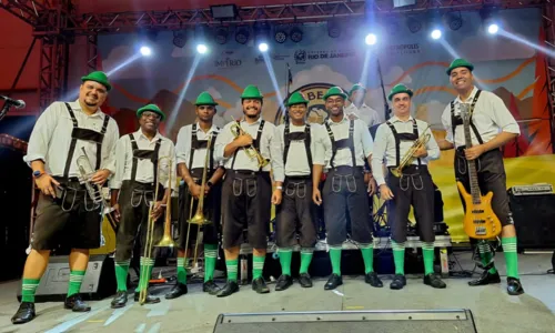 Trajes e decoração típicos completam a experiência, garantindo uma imersão completa na tradição alemã