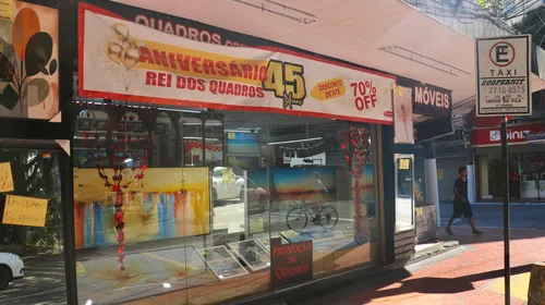 Loja de quadros arrombada várias vezes