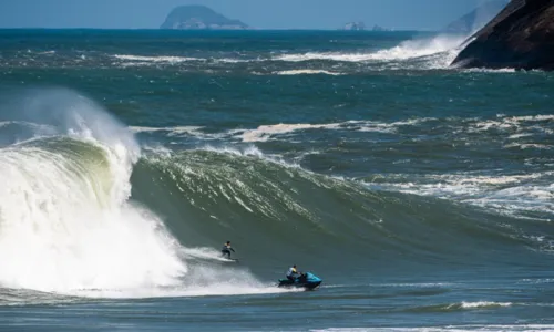 Os atletas competem em duplas surfista e piloto e se revezam em categorias masculina e mista
