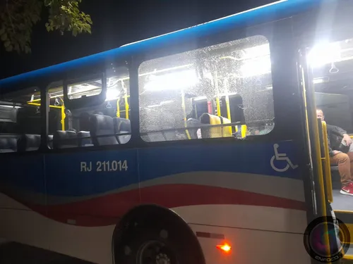 Ônibus atacado pela pedra