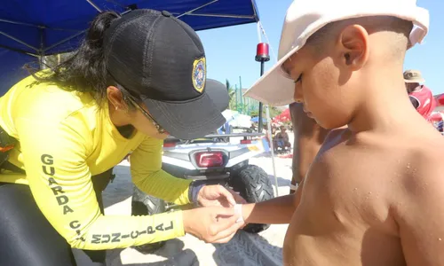 Pulseiras de identificação são distribuídas para crianças