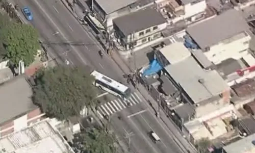 Tentativa de bloqueio de avenida com ônibus é impedida pela polícia