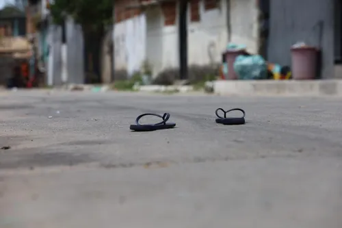 Suspeitos abandonaram pares de sandálias no meio da rua