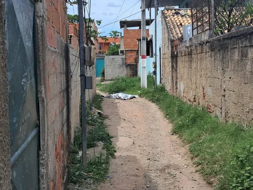 Suspeito foi atingido por tiro em uma área de beco