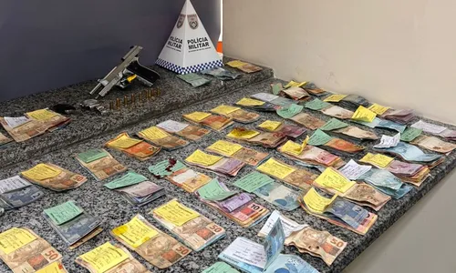 Após a perseguilção, os policiais apreenderam uma pistola, oito munições e uma quantia em dinheiro.