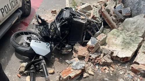 Muro de casa foi derrubado devido ao impacto do acidente
