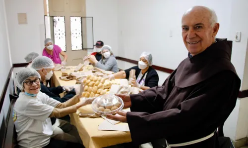 Frei Sérgio Pagan e voluntárias começaram a embalar os pãezinhos nesta quinta