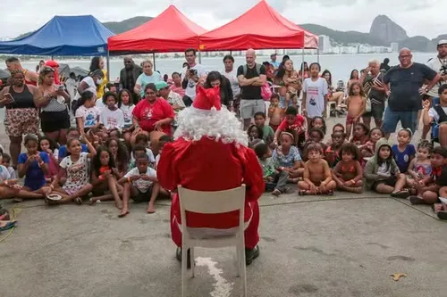 As atividades começaram pela manhã, com recreação na praia e práticas aquáticas acompanhadas pelos militares