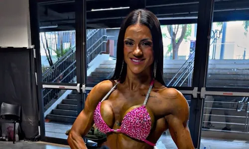 Moradora de Niterói, a campeã é estudante de Nutrição e atua como personal trainer