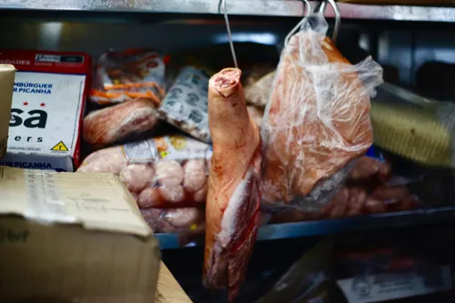 Alimentos eram armazenados de forma irregular