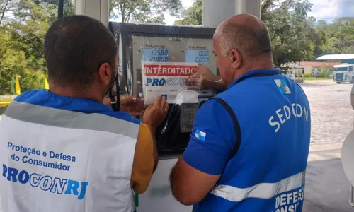 A ação envolveu a fiscalização de três postos de combustíveis na cidade