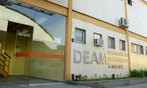 A acusada foi autuada por tentativa de feminicídio, cárcere privado e furto