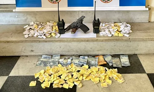 Foram apreendidas com o acusado uma pistola, crack, cocaína e uma quantidade em dinheiro