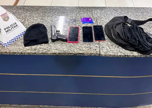 Material que estava com os criminosos e foi apreendido pela Polícia Militar