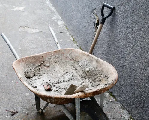 Material de pedreiro indica que o local passou por reparo após operação da polícia