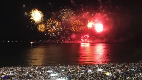 Foram 15 minutos de fogos ininterruptos