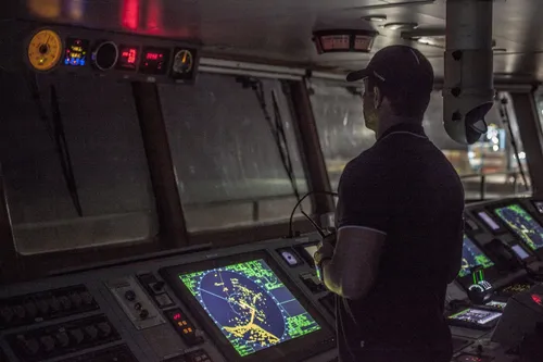 Bruno Fonseca, presidente da Praticagem do Brasil, e prático no Ceará, em manobra à noite