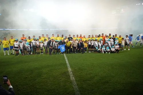 As lendas do futebol no jogo beneficente, no Maracaná