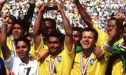 Romário ergue a Taça mundial em 1994
