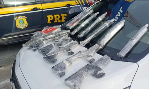 O armamento estava escondido dentro do painel de um carro
