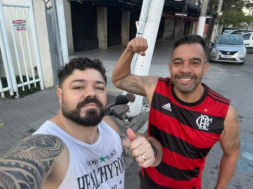 Felipe e o amigo Rodrigo percorrem as ruas de Niterói