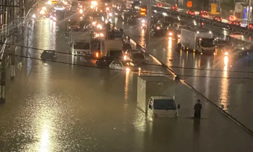A Rodovia Presidente Dutra ficou interditada no sentido São Paulo