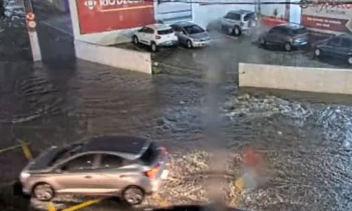Bolsões de água foram registrados em vários pontos da cidade de Niterói