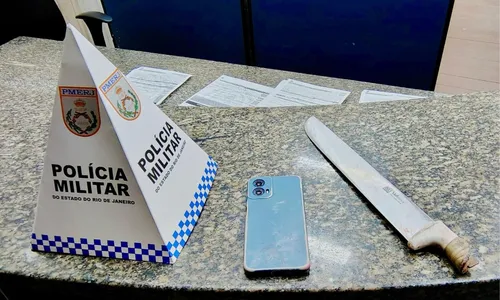 Facão apreendido com o criminoso; e o celular da vítima recuperado