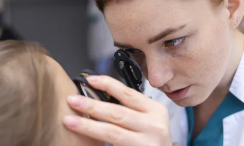 Crianças devem ser submetidas ao exame pelo menos mais três vezes até os 3 anos