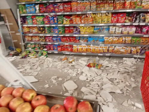 Placas de gesso ficaram espalhadas em setor de biscoitos