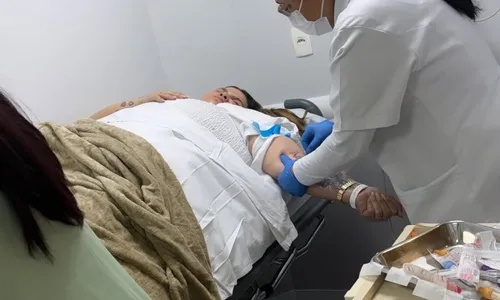 Thais desmaiou no carro e precisou de ajuda para chegar à cadeira de rodas na triagem