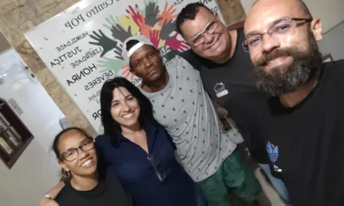 Thiago (de boné) mudou de vida a partir de atendimento na Assistência Social de Maricá