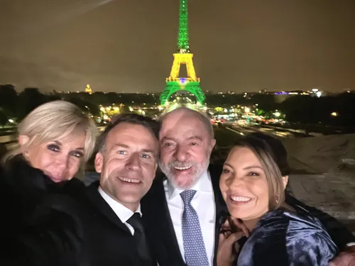 Imagem ilustrativa da imagem Torre Eiffel com cores do Brasil chama atenção em Paris; veja fotos