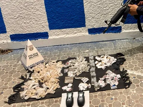 Material do tráfico apreendido com o suspeito