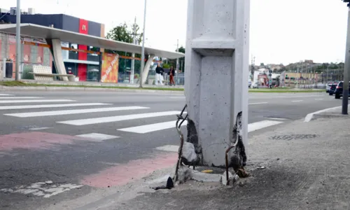 Dano teria sido causado após a colisão de um veículo