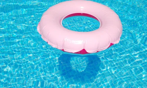 Vítima se afogou ao cair na piscina de casa