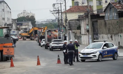 Agentes de trânsito e guardas municipais orientam motoristas na região