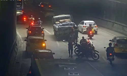 Caminhão ficou enguiçado dentro do mergulhão José Vicente Filho