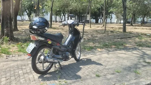 Moto colidiu em carro; piloto e garupa ficaram feridos