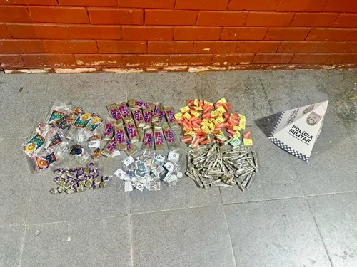 Foram apreendidos com o trio pinos de cocaína, pedras de crack e invólucros de maconha