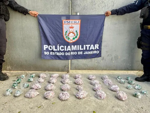 Outra quantidade de drogas foi apreendida na segunda operação na comunidade