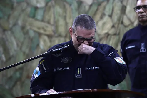 O coronel Guerra chorou várias vezes durante a sua despedida à frente do 4º CPA, em Niterói