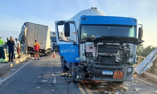 Frente do caminhão ficou completamente destruída
