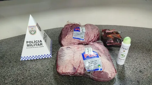 Produtos furtados por homem em supermercado