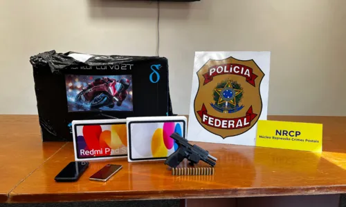O homem estava com tablets, celulares e outros objetos dentro do carro na garagem dos Correios