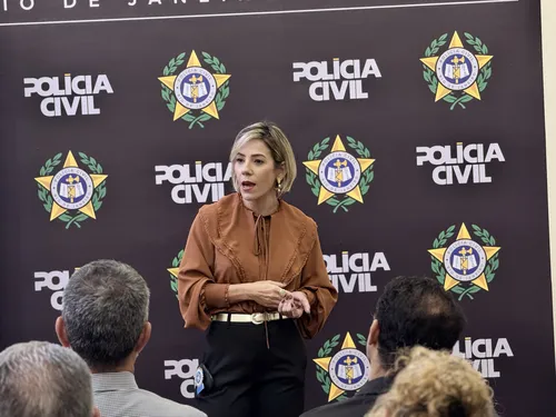 A psicanalista Fábia Andrade apresentou dados sobre violência contra a pessoa da terceira idade