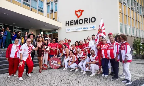 Além de levar o ritmo do samba à unidade, componentes da escola também se voluntariaram como doadores