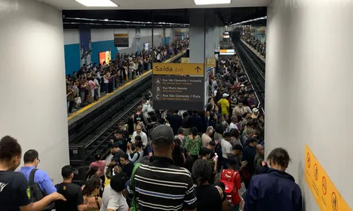 Passageiros encontram estações lotadas no Metrô Rio