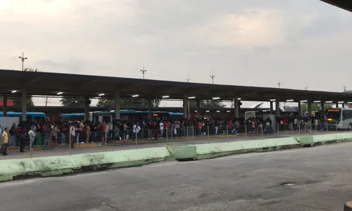 Passageiros encontram longas filas no Terminal João Goulart, em Niterói