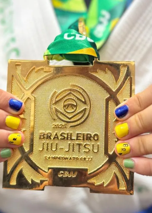 Agatha Azevedo exibe sua medalha de ouro com orgulho